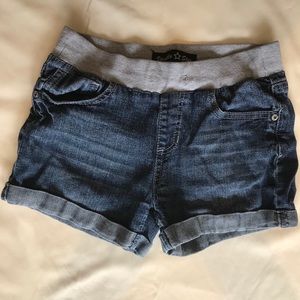 Shorts with stretchy waist